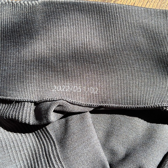 Classic 2.0 Seamless Leggings in Coal - Picture 6 of 9